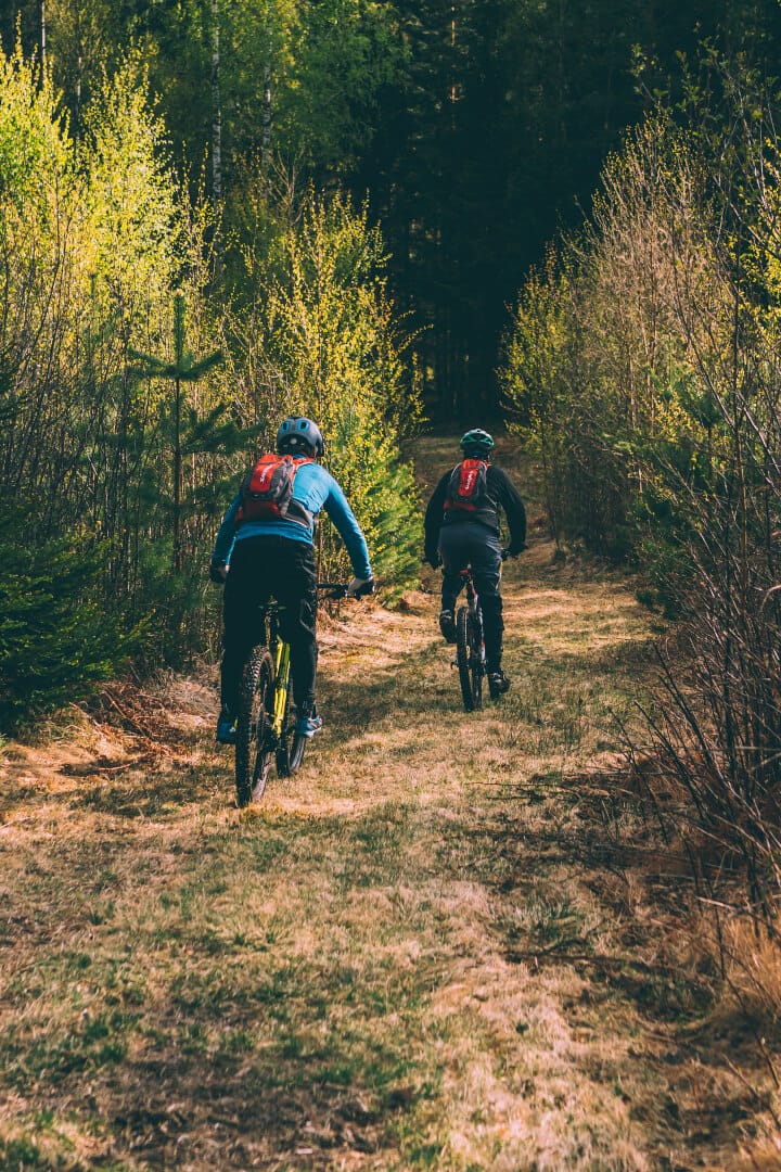 To personer på sykkel gjennom norsk natur