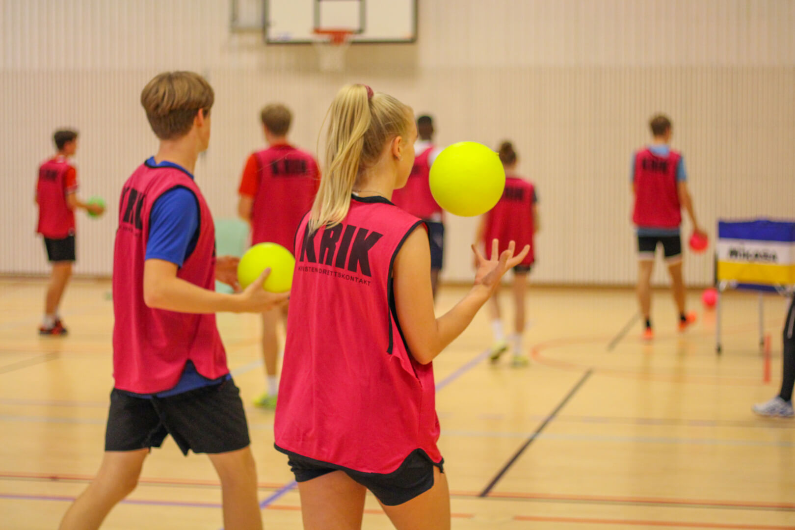 Elever som spiller ballspill i gymsal